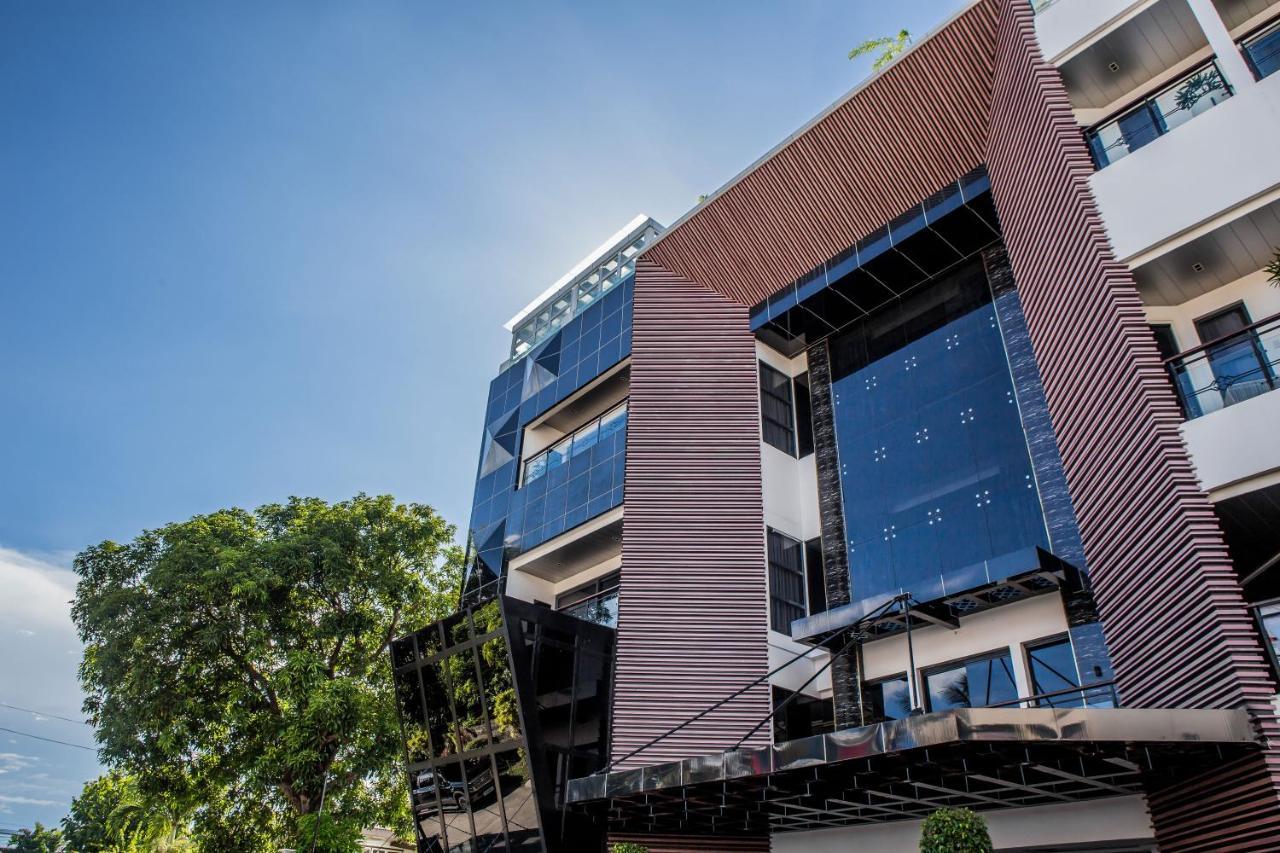 Stonehill Suites Bacolod Exterior photo